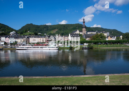 Blick über die Mosel nach Cochem-Stadt mit Kirche St. Martin im Morgenlicht, Rheinland-Pfalz, Deutschland, Europa Stockfoto