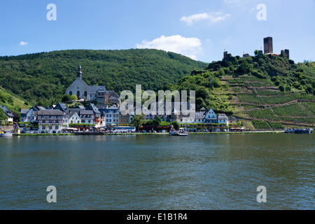 Blick über die Mosel Beilstein Dorf mit Burgruine Metternich, Rheinland-Pfalz, Deutschland, Europa Stockfoto