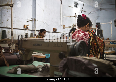 Fabrikarbeiter nähen Kleidung in einem von Bekleidungsfabriken Dhaka, Bangladesh. Stockfoto