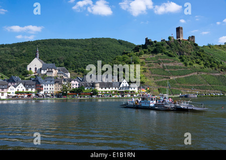 Blick über die Mosel Beilstein Dorf mit Burgruine Metternich, Rheinland-Pfalz, Deutschland, Europa Stockfoto