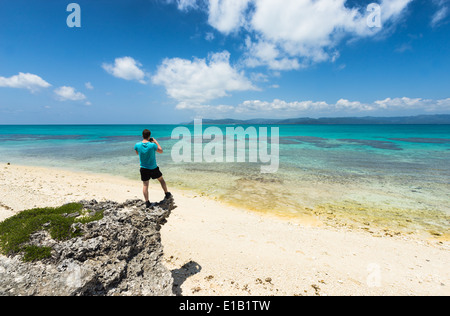 Menschen nehmen Foto von atemberaubenden tropischen Sandstrand voll von gesunden Korallen, Yaeyama Inseln, Okinawa, Japan Stockfoto