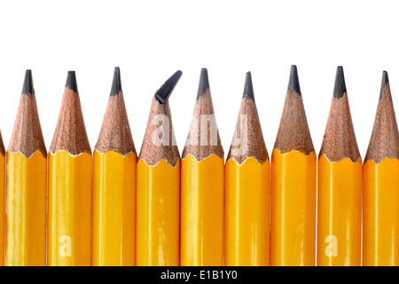 Eine gebrochene Bleistift unter vielen scharfen Bleistifte Stockfoto