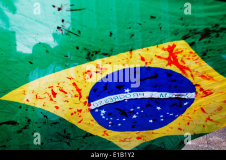 Rio De Janeiro, Brasilien - Mai 28,2014-Lehrer streiken sehen Trought der brasilianischen Nationalflagge mit roten Flecken, d. h. bloo Stockfoto