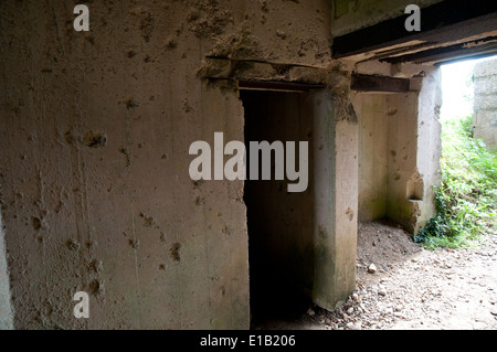 Innenraum des deutschen Bunker mit Blick auf Omaha Beach, Normandie, Frankreich Stockfoto