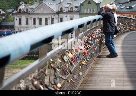 Liebesschlösser auf der Vater Bernatek Fußgängerbrücke über der Weichsel. Krakau, Polen. Stockfoto