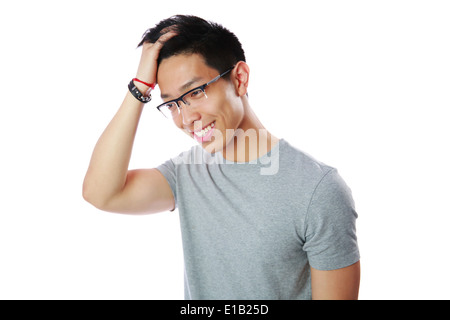 Porträt eines glücklichen asiatischen Mannes berührt seinen Kopf auf weißem Hintergrund Stockfoto