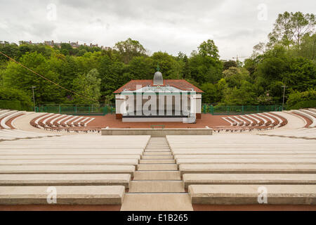 Kelvingrove Park, Glasgow, Schottland, Großbritannien. 29. Mai 2014. Kelvingrove Bandstand & Amphitheater, geschlossen im Jahr 1999 nach einem Sturz in einen Zustand der Disrepeair wird für die Öffentlichkeit nach einer £2m Restaurierung wiedereröffnet. Paul Stewart/Alamy News Stockfoto