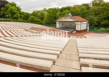 Kelvingrove Park, Glasgow, Schottland, Großbritannien. 29. Mai 2014. Kelvingrove Bandstand & Amphitheater, geschlossen im Jahr 1999 nach einem Sturz in einen Zustand der Disrepeair wird für die Öffentlichkeit nach einer £2m Restaurierung wiedereröffnet. Paul Stewart/Alamy News Stockfoto