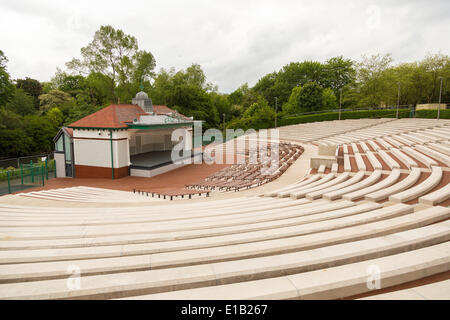 Kelvingrove Park, Glasgow, Schottland, Großbritannien. 29. Mai 2014. Kelvingrove Bandstand & Amphitheater, geschlossen im Jahr 1999 nach einem Sturz in einen Zustand der Disrepeair wird für die Öffentlichkeit nach einer £2m Restaurierung wiedereröffnet. Paul Stewart/Alamy News Stockfoto