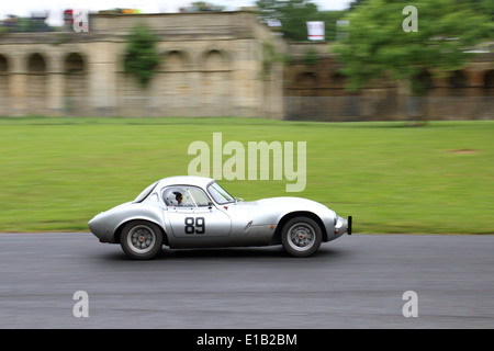 Ein Auto konkurriert in den Motorsport im The Palace Sprint im Crystal Palace Park. Stockfoto