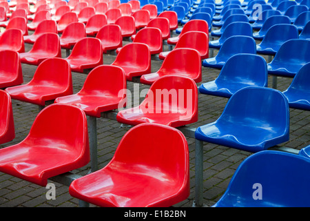 Reihen von rot und blau Stadionsitze Stockfoto