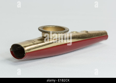 Alt Kazoo isoliert auf weiss Stockfoto