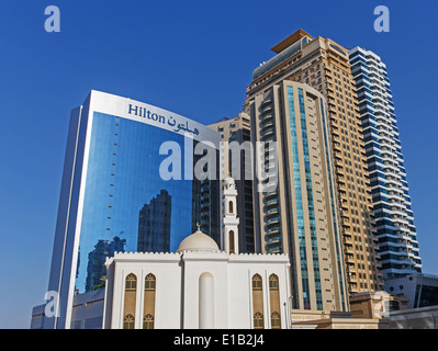 SHARJAH, Vereinigte Arabische Emirate - 28. Oktober 2013: Moderne Bauten in Sharjah. Es ist das am stärksten industrialisierten Emirat in den Vereinigten Arabischen Emiraten. Stockfoto