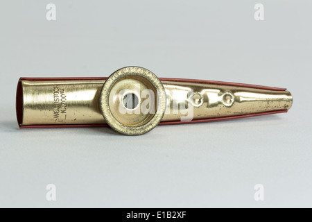 Alt Kazoo isoliert auf weiss Stockfoto