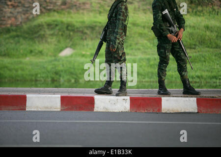 Bangkok, Thailand. 29. Mai 2014. Soldaten auf der Hut in der Nähe des Stadtzentrums in Chiang Mai, Thailand. Nach Tagen der Spannungen der Befehlshaber der Armee in Chiang Mai angekündigt, dass die Situation unter Kontrolle der Armee war und die Armee hatte alle Protestführer, die seit 24 abgehalten wurden, sah May.On 24 kann Chiang Mai eine Welle von Protesten von Anti-Coup die mit Gewalt reagiert wurden veröffentlicht. Demonstranten wurden festgenommen und inhaftiert. Bildnachweis: Rohan Radheya/ZUMAPRESS.com/Alamy Live-Nachrichten Stockfoto