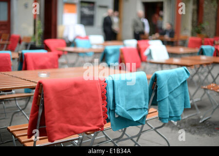 Berlin, Deutschland. 29. Mai 2014. Erwärmung decken hängen über den Rücken der Stühle auf die Tische im freien Claerchens Ballhaus in Berlin, Deutschland, 29. Mai 2014. Foto: Maurizio Gambarini/Dpa/Alamy Live News Stockfoto