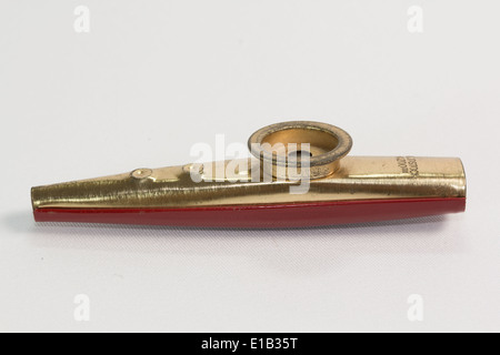 Alt Kazoo isoliert auf weiss Stockfoto
