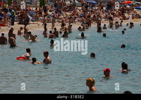 Dieses Bild zeigt Menschen Abkühlung an einem der Strände der Hauptstadt. Stockfoto