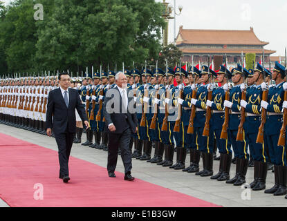 Peking, China. 29. Mai 2014. Der chinesische Ministerpräsident Li Keqiang (L vorne) und malaysische Premierminister Najib Razak (R vorne) überprüfen die Ehrenwache bei der Begrüßungszeremonie vor ihren Gesprächen in Peking, Hauptstadt von China, 29. Mai 2014. © Rao Aimin/Xinhua/Alamy Live-Nachrichten Stockfoto