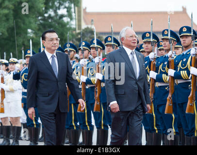 Peking, China. 29. Mai 2014. Der chinesische Ministerpräsident Li Keqiang (L vorne) und malaysische Premierminister Najib Razak (R vorne) überprüfen die Ehrenwache bei der Begrüßungszeremonie vor ihren Gesprächen in Peking, Hauptstadt von China, 29. Mai 2014. © Wang Ye/Xinhua/Alamy Live-Nachrichten Stockfoto