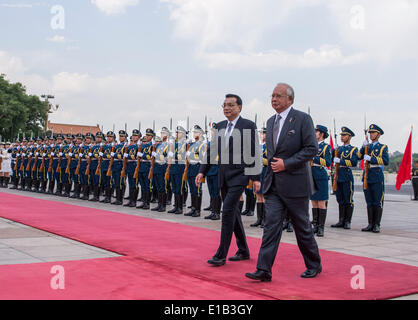 Peking, China. 29. Mai 2014. Der chinesische Ministerpräsident Li Keqiang (L vorne) hält eine Willkommenszeremonie für malaysische Premierminister Najib Razak (R vorne) vor ihrer Gespräche in Peking, Hauptstadt von China, 29. Mai 2014. © Wang Ye/Xinhua/Alamy Live-Nachrichten Stockfoto