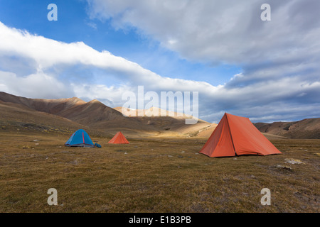 Zelte in der Region von Tisaling befindet sich auf der Strecke zwischen Rumtse und Tso Kar (Teil des Rumtse – Tsomoriri Trek), Ladakh, Indien Stockfoto