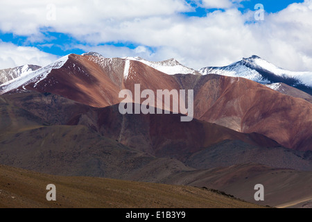 Berglandschaft in der Region von Tso Kar, Rupshu, Changtang, Ladakh, Jammu und Kaschmir, Indien Stockfoto