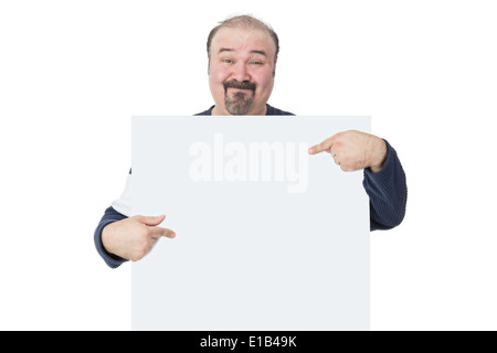 Reifen Mann halten und zeigen in einem leeren Plakatwand lächelnd Stockfoto