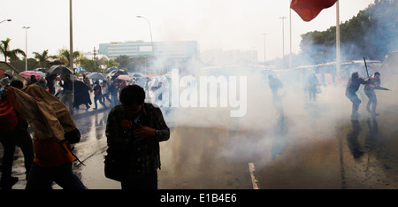 Rio De Janeiro, Brasilien - Mai 28,2014-Lehrer streiken versuchen, Scape von Tränengas Bomben Lauched von Anti Riot Polizei du Stockfoto