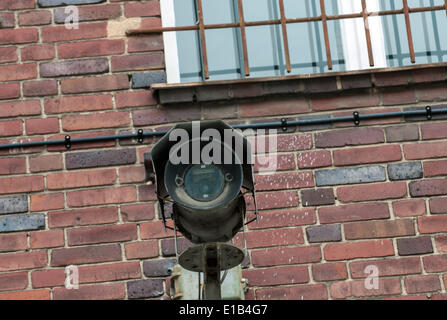 Berlin, Deutschland. 29. Mai 2014. Eine alte Überwachungskamera an der Berlin-Hohenschönhausen Gedenkstätte für die Opfer des DDR-Ministeriums für Staatssicherheit (MfS) in Berlin, Deutschland, 29. Mai 2014. Das Denkmal wurde am 1. Juni 1994 auf dem Gelände des wichtigsten politischen Gefängnisses der ehemaligen Stasi eröffnet. Mehr als 3 Millionen Menschen haben inzwischen die Website besucht. Foto: Paul Zinken/Dpa/Alamy Live News Stockfoto