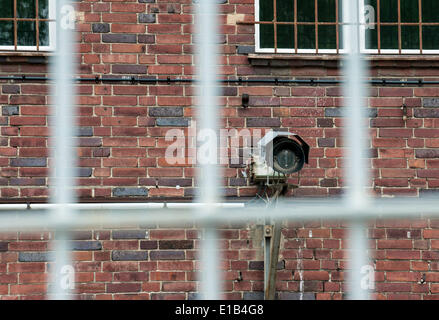 Berlin, Deutschland. 29. Mai 2014. Eine alte Überwachungskamera an der Berlin-Hohenschönhausen Gedenkstätte für die Opfer des DDR-Ministeriums für Staatssicherheit (MfS) in Berlin, Deutschland, 29. Mai 2014. Das Denkmal wurde am 1. Juni 1994 auf dem Gelände des wichtigsten politischen Gefängnisses der ehemaligen Stasi eröffnet. Mehr als 3 Millionen Menschen haben inzwischen die Website besucht. Foto: Paul Zinken/Dpa/Alamy Live News Stockfoto