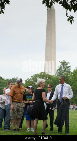 US-Präsident Barack Obama (rechts) begrüßt Touristen, wie er vom United States Department des Innern ins Weiße Haus geht, nach der Unterzeichnung einer Executive Order Mittwoch, 21. Mai 2014 auf der Ellipse in Washington, DC. Bildnachweis: John Harrington/Pool über CNP - NO WIRE SERVICE Stockfoto