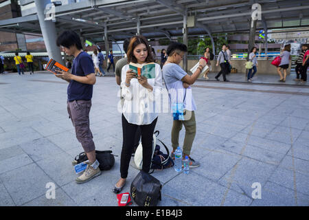 Bangkok, Bangkok, Thailand. 29. Mai 2014. Menschen stehen in einem Kreis und lesen '' 1984'' als Protest gegen den Putsch. Etwa acht Menschen versammelten sich an der Kreuzung Chong Nonsi in Bangkok um lautlos lesen Orwells "1984" und andere Bücher über zivilen Ungehorsam. Die Proteste basieren auf der '' Mann stehend '' Proteste, die letzten Sommer in der Türkei begonnen. Die Behörden gaben sich keine Mühe, den Protest zu stoppen oder stören die Menschen, die lasen. Bildnachweis: Jack Kurtz/ZUMAPRESS.com/Alamy Live-Nachrichten Stockfoto