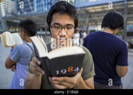 Bangkok, Bangkok, Thailand. 29. Mai 2014. Ein Mann liest während einer Proteste gegen den Thai Putsch Donnerstag '' 1984''. Etwa acht Menschen versammelten sich an der Kreuzung Chong Nonsi in Bangkok um lautlos lesen Orwells "1984" und andere Bücher über zivilen Ungehorsam. Die Proteste basieren auf der '' Mann stehend '' Proteste, die letzten Sommer in der Türkei begonnen. Die Behörden gaben sich keine Mühe, den Protest zu stoppen oder stören die Menschen, die lasen. Bildnachweis: Jack Kurtz/ZUMAPRESS.com/Alamy Live-Nachrichten Stockfoto