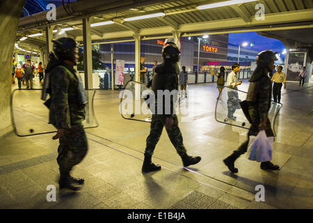 Bangkok, Bangkok, Thailand. 29. Mai 2014. Thailändische Soldaten patrouillieren die Nationalstadion der BTS-Skytrain-Station Donnerstagabend. Tausende von thailändischen Soldaten überschwemmt die zentralen Teilen von Bangkok Donnerstag um zu verhindern, dass irgendwelche Proteste statt gegen den Putsch, der die gewählte Zivilregierung abgesetzt. Zum ersten Mal seit dem Staatsstreich letzte Woche gab es keine erhebliche Proteste Donnerstag. Bildnachweis: Jack Kurtz/ZUMAPRESS.com/Alamy Live-Nachrichten Stockfoto