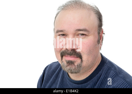 Closeup Portrait von ein Mann mittleren Alters mit einem spekulativen Blick schaut nachdenklich in die Kamera, isoliert auf weiss Stockfoto