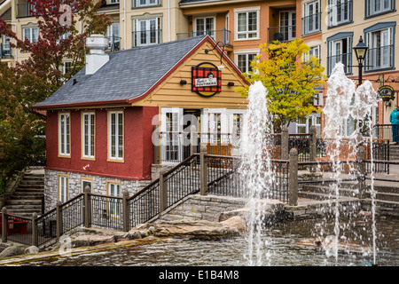 Ein Take-out Poutine Restaurant am Mont-Tremblant Ski Village Standort, Quebec, Kanada. Stockfoto