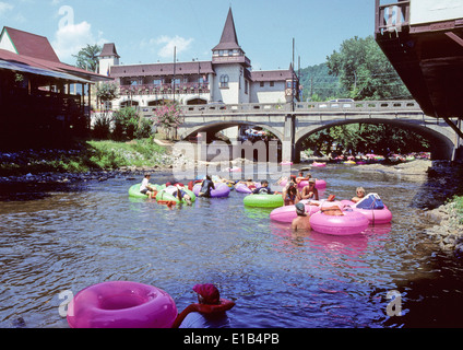 Menschen schweben in Tuben oder "Schläuche gehen" auf dem Chattahoochee River in die alpine Stadt von Helen, Georgia, USA. Stockfoto