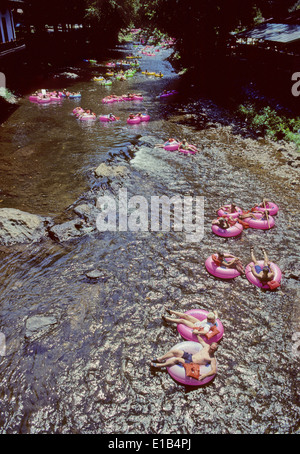 Menschen schweben in Tuben oder "Schläuche gehen" auf dem Chattahoochee River in der Nähe von alpine Stadt von Helen, Georgia, USA. Stockfoto