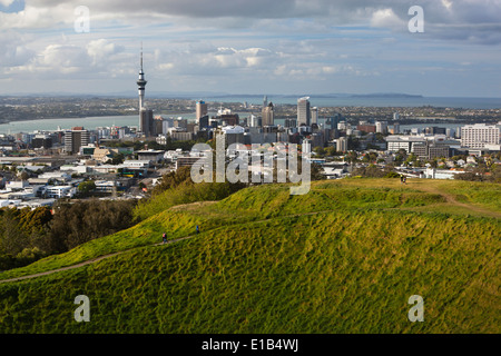 Blick auf Auckland und Sky Tower vom Mount Eden Stockfoto