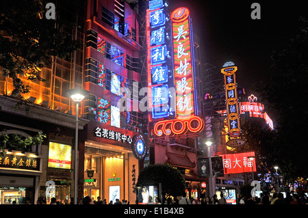 Nanjing Donglu Straße durch Nacht Nanjing Lu Shanghai China Stockfoto