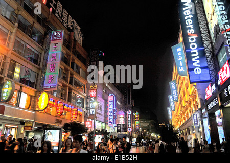 Nanjing Donglu Straße durch Nacht Nanjing Lu Shanghai China Stockfoto