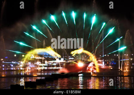 Sydney, Australien. 29. Mai 2014. Bild aufgenommen am 29. Mai 2014 zeigt die Lichtshow in Sydneys Darling Harbour, Australien. Die aquatische Lichtshow zählt zu den Ereignissen der Vivid Sydney Musik, Licht und Idee zu zeigen, die am Anfang des Winters beginnt. Bildnachweis: Jin Linpeng/Xinhua/Alamy Live-Nachrichten Stockfoto