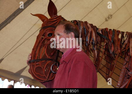 Hay on Wye, Wales, UK. 29. Mai 2014. Michael Morpurgo und die Puppe War Horse machen einen Auftritt bei der Hay Festival Credit: Anthony Collins/Alamy Live News Stockfoto