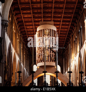 Llandaff Cathedral, umkehren von Epsteins "Christ in der Majestät", von Lady Chapel Stockfoto