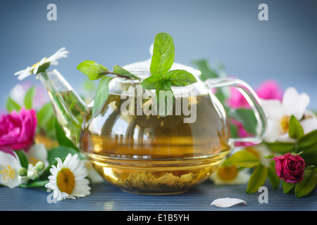 Blumentee von verschiedenen Blumen in eine Teekanne auf dem Tisch Stockfoto