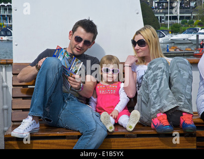 Junge Familie auf Passagier "Dampfer", Lake Windermere, Lake District National Park, Cumbria, England UK Stockfoto