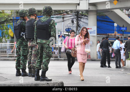 Bangkok, Thailand. 29. Mai 2014. Thailändische Soldaten Wache um Victory Monument in Bangkok, Thailand, 29. Mai 2014. Die Priorität der Thailands Militär betriebene Nationalrat für Frieden und Ordnung (NCPO) ist die Sicherstellung der nationalen Verwaltungsfunktionen wie gewohnt und wichtige Maßnahmen umgesetzt werden können, sagte ein Sprecher des Außenministeriums am Donnerstag. Bildnachweis: Rachen Sageamsak/Xinhua/Alamy Live-Nachrichten Stockfoto