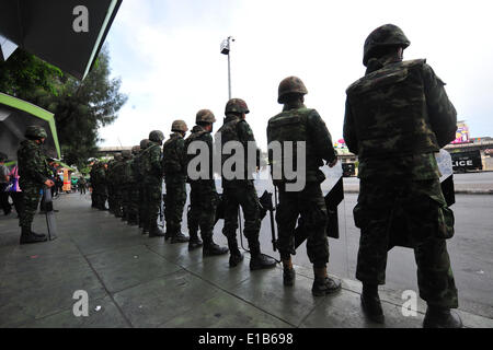 Bangkok, Thailand. 29. Mai 2014. Thailändische Soldaten Wache um Victory Monument in Bangkok, Thailand, 29. Mai 2014. Die Priorität der Thailands Militär betriebene Nationalrat für Frieden und Ordnung (NCPO) ist die Sicherstellung der nationalen Verwaltungsfunktionen wie gewohnt und wichtige Maßnahmen umgesetzt werden können, sagte ein Sprecher des Außenministeriums am Donnerstag. Bildnachweis: Rachen Sageamsak/Xinhua/Alamy Live-Nachrichten Stockfoto