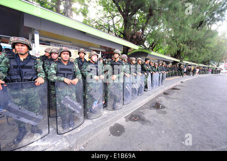 Bangkok, Thailand. 29. Mai 2014. Thailändische Soldaten Wache um Victory Monument in Bangkok, Thailand, 29. Mai 2014. Die Priorität der Thailands Militär betriebene Nationalrat für Frieden und Ordnung (NCPO) ist die Sicherstellung der nationalen Verwaltungsfunktionen wie gewohnt und wichtige Maßnahmen umgesetzt werden können, sagte ein Sprecher des Außenministeriums am Donnerstag. Bildnachweis: Rachen Sageamsak/Xinhua/Alamy Live-Nachrichten Stockfoto